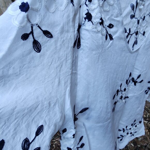 Gorgeous Women's XL Anthropologie Kindred Embroidered White Blue Cotton top - Picture 12 of 16